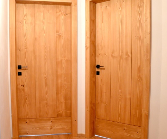 Dveře jednokřídlé fošnové v obložkové zárubni. Smrkové dřevo, drásané, nátěr lazurou.