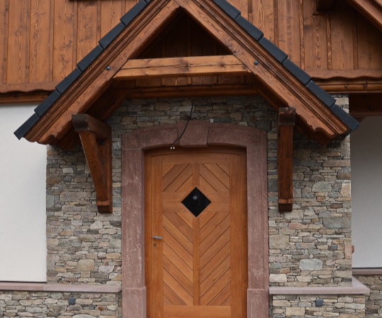 Dveře vstupní jednokřídlé, prkenné s okénkem, v rámové zárubni s kamenným ostěním, dub, drásané, nátěr olejovou lazurou OSMO.
