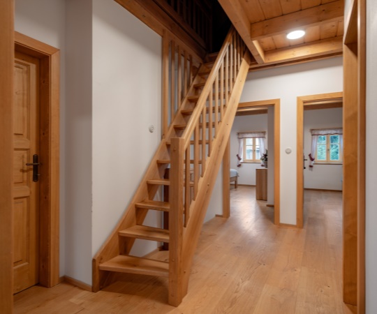 Samonosné přímé schodiště bez podstupňů, včetně zábradlí a horní galerie. Schody jsou vyrobeny z drásaného dubového dřeva a ošetřeny přírodním olejem.