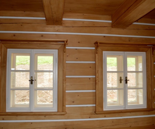 Okna špaletová dvoukřídlá v roubené stěně, včetně obložky s garnyží, smrk, drásaný, nátěr lazurou.