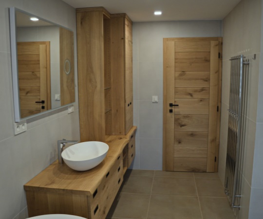 Koupelnová sestava s přírodní hranou na vrchní desce, dubové dřevo, nástřik lakem s natur efektem.