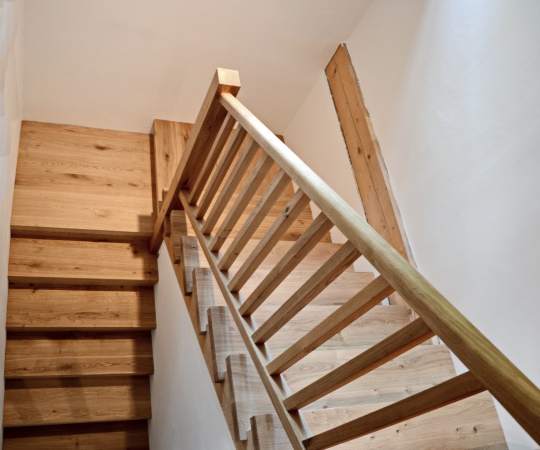 Obklad betonových schodů s dřevěným zábradlím a podsvícením LED pásky. Dubové dřevo, drásané, nástřik lakem s natur efektem.