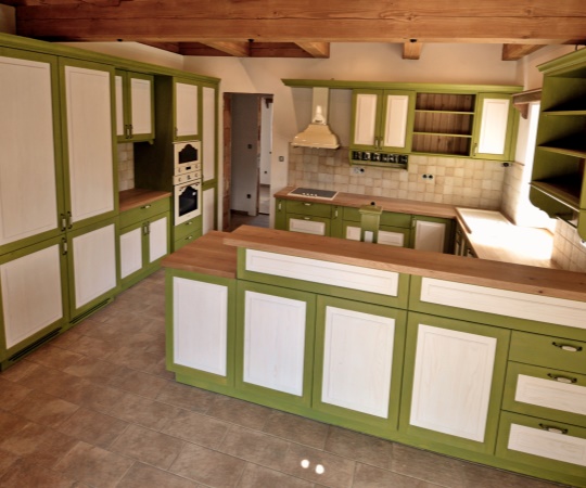 Kuchyň vyrobená na míru pro roubenku ctí poctivý venkovský styl. Pohledové části jsou ze smrkového kartáčovaného dřeva s jemným bílým a zeleným nátěrem, který nechává krásně vyniknout strukturu dřeva. Celek doplňuje masivní dubová pracovní deska, keramický dřez a vestavné retro spotřebiče značky SMEG. Pro chvíle domácí pohody u piva je kuchyň vybavena i výčepním zařízením se stojanem v barvách celé kuchyně. Vyrobeno pro www.podkrakonosovem.cz
