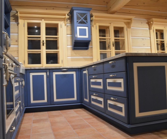 Kuchyň korpusy lamino, pohledové části smrkové dřevo, nástřik modrá krycí barva s patinou v kombinaci s bílou fazetou, pracovní deska žula.