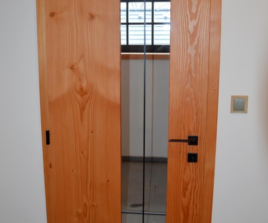 Dveře vnitřní jednokřídlé, prosklené s obložkovou zárubní