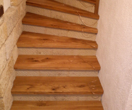 Obklad betonového schodiště, dubové dřevo, drásané, olejované.