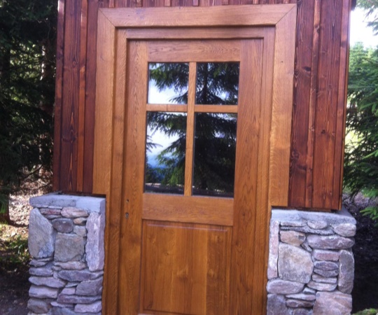 Vstupní dveře z dubového dřeva, tesané, drásané , nátěr lazurou.