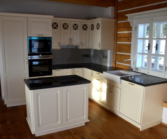 Kuchyň korpusy lamino, pohledové části smrkové dřevo s bílým nástřikem, pracovní deska kámen.