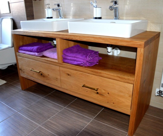 Koupelnový stolek pod umývadlo, provedení dubový masiv, drásaný, nátěr olejem. 1450x750x520 (š*v*h)