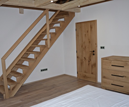Polosedlové samonosné schody na hambalka, včetně zábradlí z dubového dřeva.