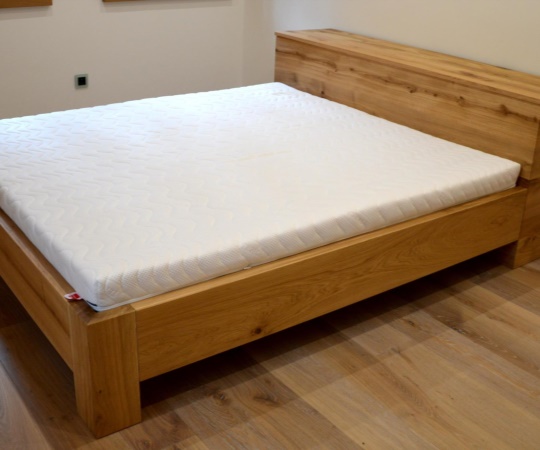 Moderní manželská postel 1800x2000 s peřiňákem, dubové dřevo, drásané, nástřik lakem s natur efektem.