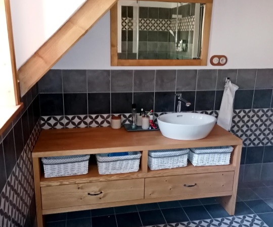 Koupelnový stolek se zásuvkami, zrcadlo, vyroben ze smrkového dřeva, drásaný, nátěr lazurou. 1630x710x520 (š*v*h)
