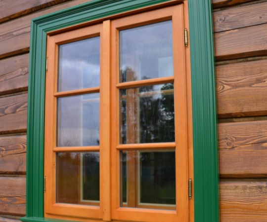 Okno špaletové (kastlové, deštěné) dvoukřídlé s obložkou, smrk, nástřik silnovrstvou lazurou, obložka zelenou krycí barvou.