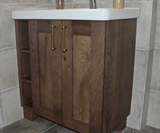 Koupelnový stolek pod umývadlo, provedení dubový masiv, drásaný, mořený, nástřik lakem s natur efektem. 750x870x450 (š*v*h)