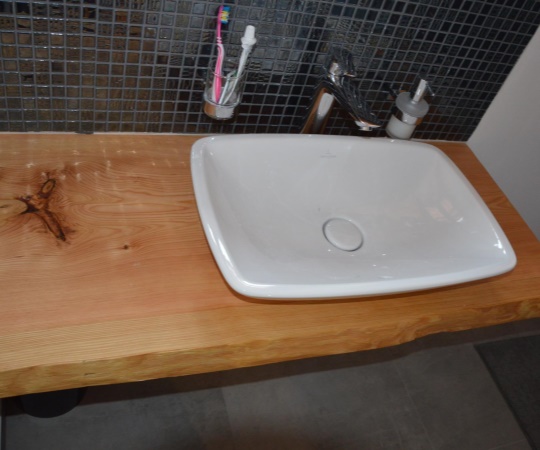 Detail koupelnový stolek "fošna" trčící ze stěny, dřevo borovice douglaska, drásané, nátěr olejem.