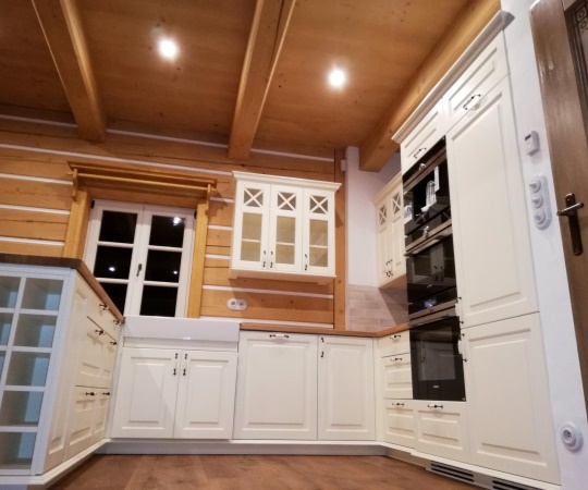 Kuchyň korpusy lamino, pohledové části smrkové dřevo s bílým nástřikem, pracovní deska dubové dřevo nátěr olej 